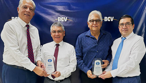 En un emotivo evento celebrado en las instalaciones de la BCV el día 10 de mayo del 2024, se llevó a cabo un merecido reconocimiento a dos figuras destacadas del Sector Bursátil el Lic. René Simón y el Lic. Gustavo Martínez.